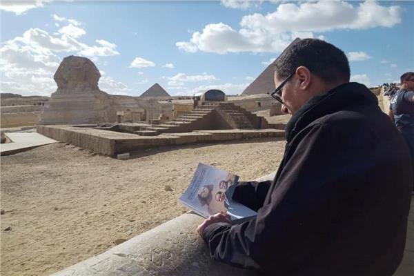 الكاتب والصحفي الفرنسي «رولان لومبارتي» يزور منطقة أهرامات الجيزة